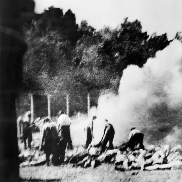 Imagen de prisioneros incinerando los cadáveres en el campo de exterminio de Auschwitz-Birkenau