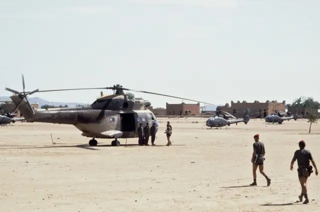 Des hélicoptères de l'armée française sur une base militaire au Tchad. 