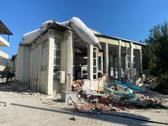 افغان‌های زیادی دار و ندار خود را از دست دادند و مجبورند حتی برای تکفین و تدفین اجساد شان هم با دولت ترکیه سر و کله بزنند.