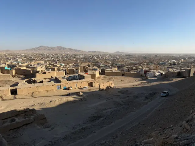 نمایی از شهر غزنی که یک روی یک منطقه بلند ولی خاکی گرفته شده است 