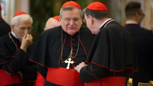 Cardenal Burke conversa com outro cardeal