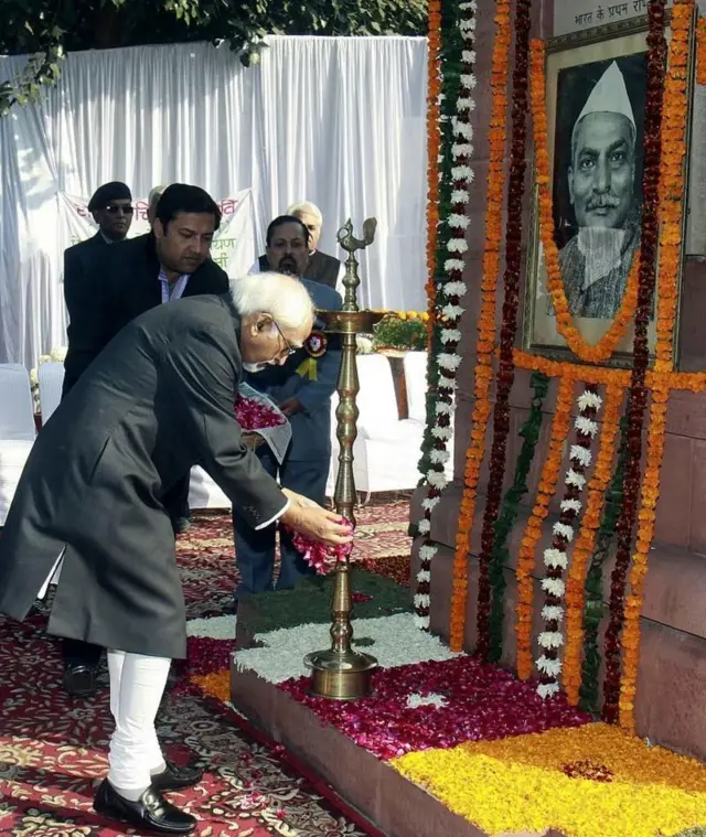 भारताच्या पहिल्या राष्ट्रपतींना श्रद्धांजली अर्पण करताना भारताचे माजी उपराष्ट्रपती हमीद अन्सारी.
