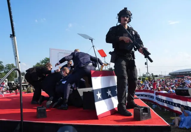 Кол салуу болор замат коопсуздук кызматкерлери экс-президентти курчап калды