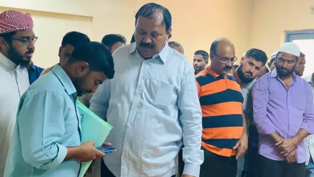 সদ্য প্রিয়জন হারানো এক অভিবাসী পরিবারের সঙ্গে আশরাফ থামারাসারি