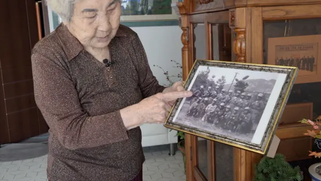 고순덕 씨가 과거 사진을 보며 자신을 가리키고 있다.