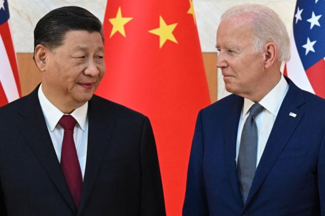 Presiden AS Joe Biden (kanan) dan Presiden China Xi Jinping (kiri) bertemu di sela-sela KTT G20 di Nusa Dua di pulau wisata Bali, Indonesia, Senin (14/11).