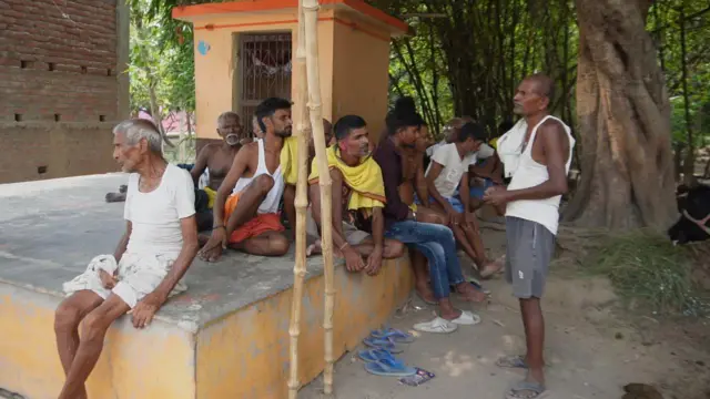 भरत के गांव बिलौटी में लोगों में उदासी और गुस्सा नज़र आया