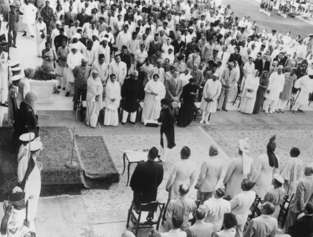 जिन्ना के शपथ ग्रहण समारोह में बड़ी संख्या में लोग जुटे थे.