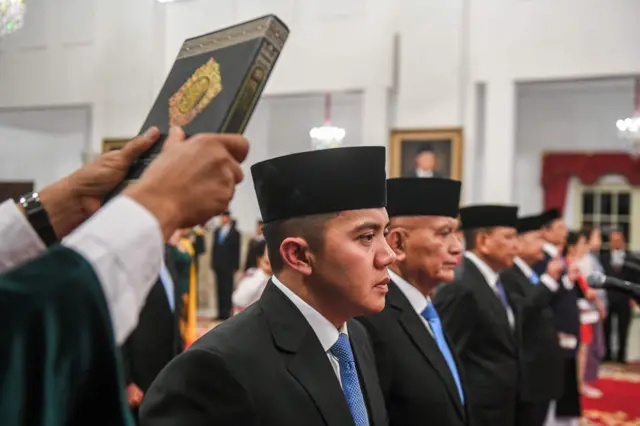 Sekretaris Kabinet Mayor Teddy Indra Wijaya (kiri) bersama Wakil Menteri Koordinator Bidang Politik dan Keamanan Lodewijk F Paulus (kedua kiri) mengucapkan sumpah jabatan saat pelantikan Wakil Menteri Kabinet Merah Putih di Istana Negara, Jakarta, Senin (21/10/2024).