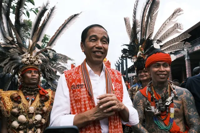 Presiden Joko Widodo (tengah) didampingi Pemimpin Pasukan Merah Tariu Borneo Bangkule Rajakng (TBBR) Panglima Jilah (kanan)