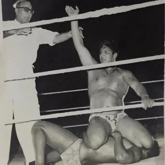 جاپانی پہلوان انتونیو اِنوکی جھارا کے چچا محمد اکرم عرف اَکی پہلوان کو ہرایا تھا۔