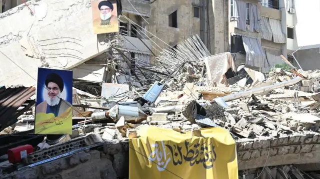 ज़मीनदोज़ हो चुकी इमारतों पर हसन नसरल्लाह के पोस्टर