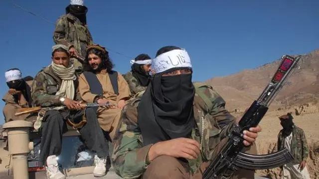 ஒரு டாங்கியின் மீது அமர்ந்திருக்கும் டிடிபி உறுப்பினர்கள்