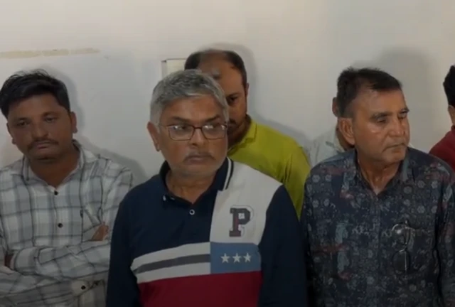 રશેષ ગુજરાતી (વચ્ચે)