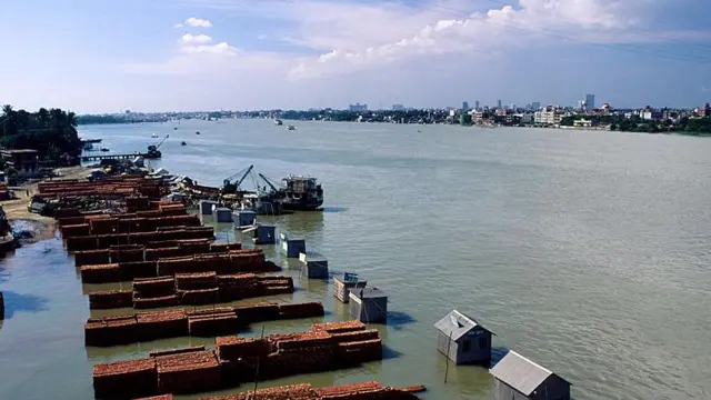 ঢাকার কাছে শীতলক্ষ্যা নদী