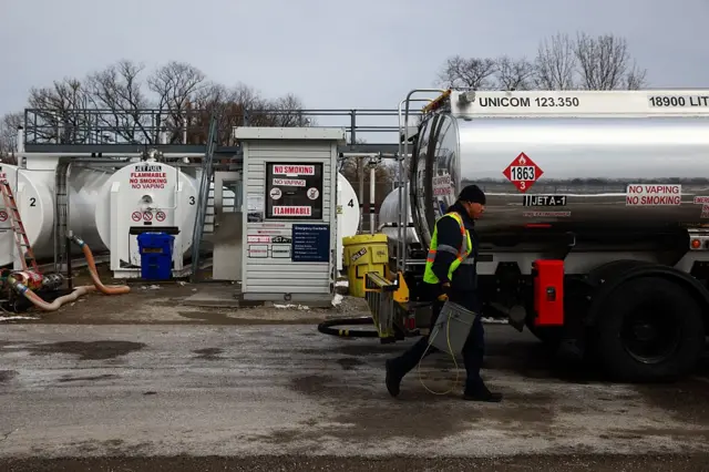 Un trabajador llena un camión de reabastecimiento en el Aeropuerto de Toronto Island, en Toronto (Ontario, Canadá), el 18 de marzo de 2026. 