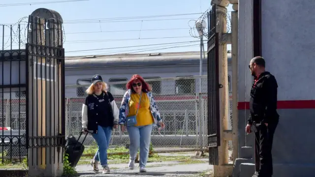 «Оккупированный Донецк не нужен никому». Как молодежь ждет совершеннолетия, чтобы уехать из оккупации в «свободную Украину» 3 Жители города Макеевка Донецкой области прибывают на железнодорожную станцию Авило-Успенка вблизи контрольно-пропускного пункта Успенка, между самопровозглашенной ДНР и Ростовской областью России, 8 сентября 2023 года.