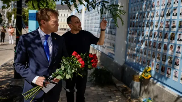 Шаппс у стены с фотографиями павших солдат