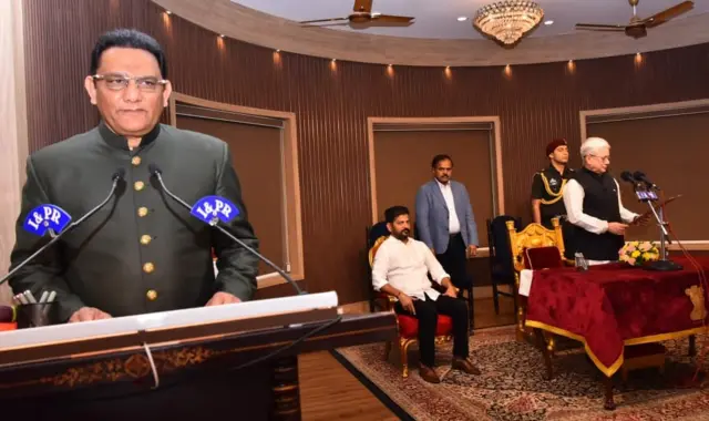 ప్రమాణ స్వీకారం చేస్తున్న అజారుద్దీన్ 