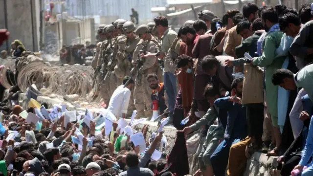 Abatari bake barapfuye igihe ibibombe vyaturikirizwa hagati mu bantu bari barindiriye guhungishwa i Kabul