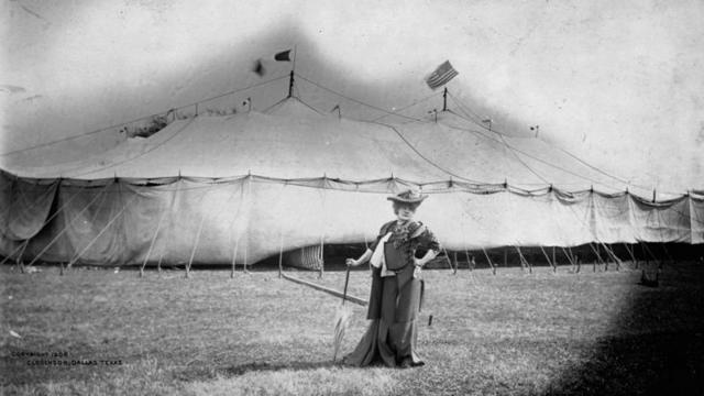 Sarah Bernhardt em frente a circo em Dallas