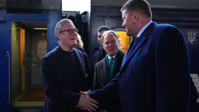 На залізничному вокзалі Києва британського прем'єра зустріли посол Великої Британії в Україні Мартін Гарріс, а також посол України в Лондоні Валерій Залужний