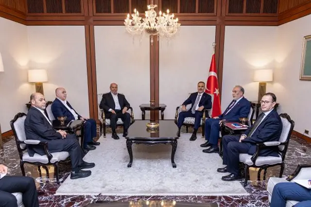 Hamas heyeti ve Fidan süslü işlemeli koltukların olduğu ortada sehpa duran bir odada oturuyor.