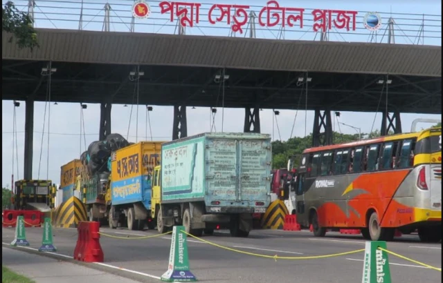 পদ্মা সেতু টোল প্লাজায় দীর্ঘ লাইন