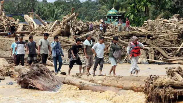 Banjir Kecamatan Batang Toru, Kabupaten Tapanuli Selatan, Sumatra Utara, Sabtu (29/11).