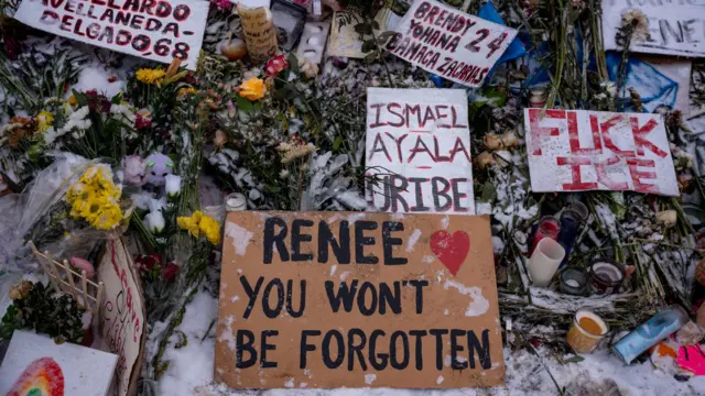 Flores, velas e cartazes compõem um memorial no local onde Renee Nicole Good foi morta a tiros por um agente do IC), em Minneapolis, Minnesota