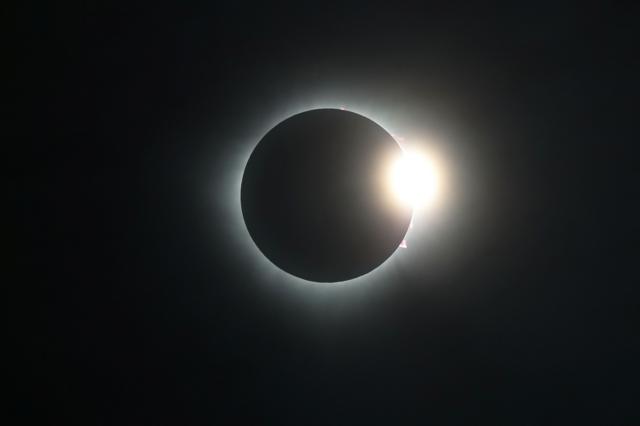 Imagen del eclipse minutos después de que la Luna tapara por completo al Sol.
