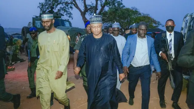 Kaduna state govnor Sani Uba visit Kuriga community for Kaduna state wia gunmen kidnap primary and secondary school pupils and students.