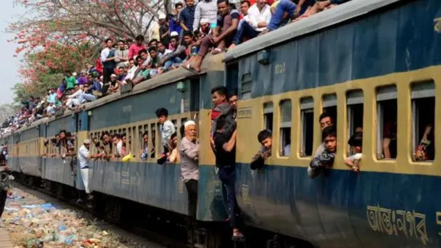 তুলনামূলক সস্তা ও নিরাপদ বাহন হওয়ায় অনেক মানুষ ট্রেনে ভ্রমণ করেন
