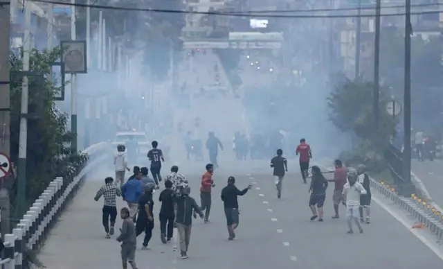 गट्ठाघरमा स्कूटरचालकको मृत्यु भएपछि आक्रोशित भिडले बाटो अवरुद्ध गरेको थियो 