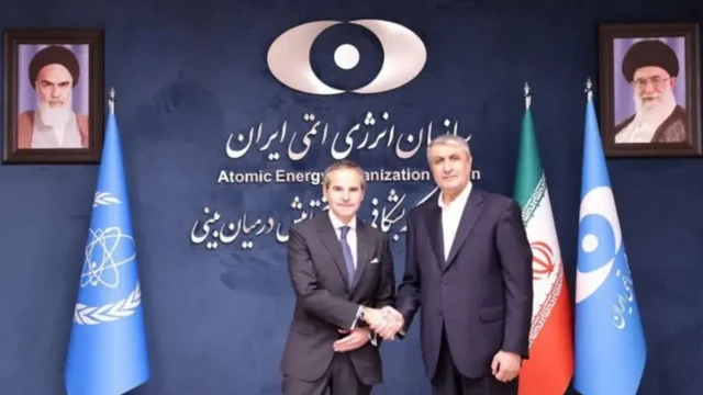 د اتومي انرژۍ نړیوال سازمان عمومي مدیر (کیڼ لاس ته) د ایران بهرنیو چارو له وزیر عراقچي سره لیدلي.