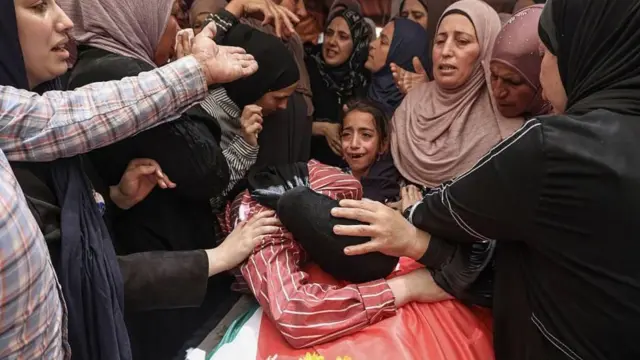 Mujeres lloran la muerte de un joven de 17 años y de origen palestino