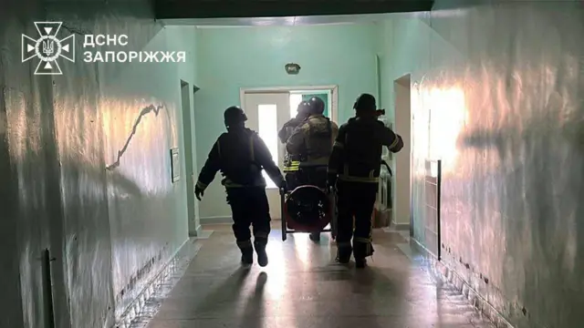 Пожежники біжать по коридору