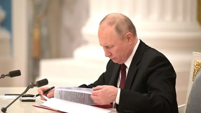 Russian President Vladimir Putin sign decrees wey recognise di self-proclaimed Donetsk People's Republic and di Luhansk People's Republic earlier dis year 