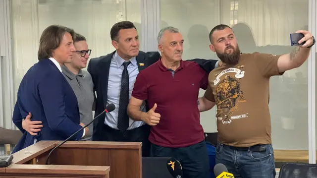 Микола Тищенко разом зі своїм адвокатом та групою підтримки після засідання 3 липня 2026 року у ВАКС