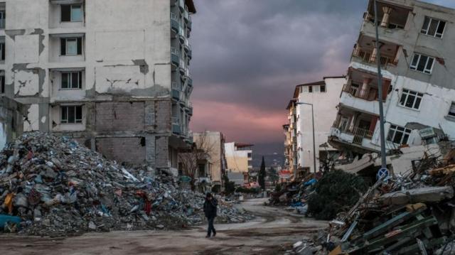 Deprem bölgesinin bir yılda yeniden inşası mümkün mü? - BBC News Türkçe