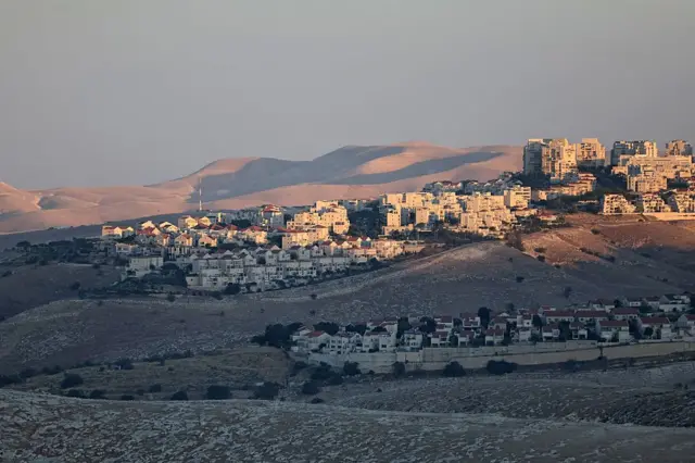 Batı Şeria'da, Kudüs'ün eteklerinde bulunan yasadışı yerleşim Maale Adumim'in  uzaktan fotoğrafı. 