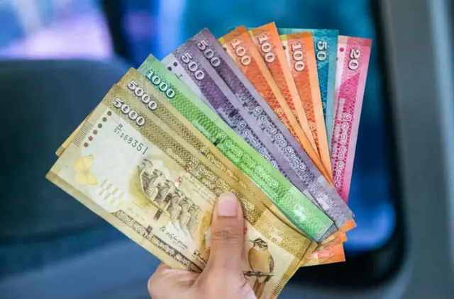 මේවන විට ශ්‍රී ලංකාව සතු දළ නිල සංචිත ඇමෙරිකානු ඩොලර් බිලියන 5 ඉක්මවන අතර, ඇමෙරිකානු ඩොලරයට සාපේක්ෂව ශ්‍රී ලංකා රුපියලේ අගයද කැපීපෙනෙන ශක්තිමත් වීමක් පෙන්නුම් කරයි.