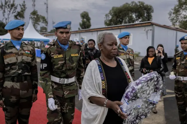 Bintou Keita (C), chef de la Monusco, la mission de l'ONU en République démocratique du Congo, assiste à une cérémonie en l'honneur des soldats de la paix décédés lors de violentes manifestations contre la Monusco, à Goma, le 1er août 2022.