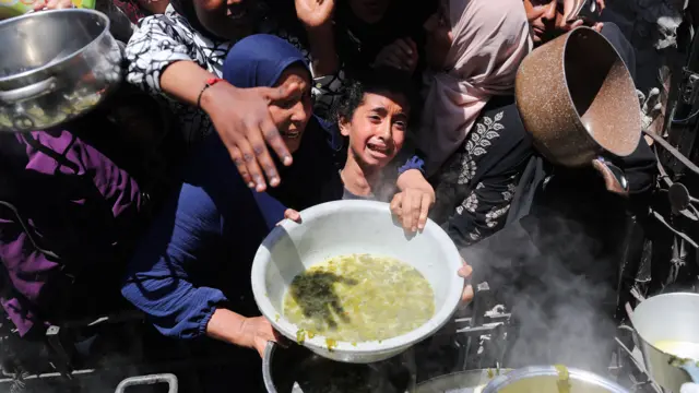 Warga Gaza berebut bantuan makanan.