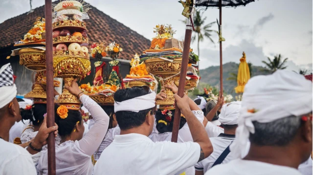 Bali'deki Purnama'da insanlar tanrılara ve tanrıçalara adaklar sunarlar