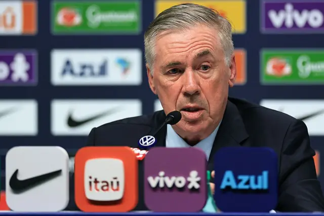 Ancelotti durante coletiva de imprensa