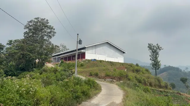 Bangunan Koperasi Desa Merah Putih di Desa Kediten, Kendal, Jawa Tengah, terletak tepat di bawah Gunung Prau bagian Utara dan bersebelahan jurang.