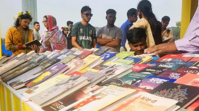 বই পড়ুয়াদের অনেকের কাছ থেকেই প্রায়ই এ ধরনের একটা কথা শোনা যায়—‘নতুন বইয়ের ঘ্রাণই আলাদা।’ তবে কাগজের বইয়ের পাশাপাশি অনেকের কাছে জনপ্রিয় হয়ে উঠেছে প্রযুক্তিনির্ভর অডিওবুক বা ই-বুক।