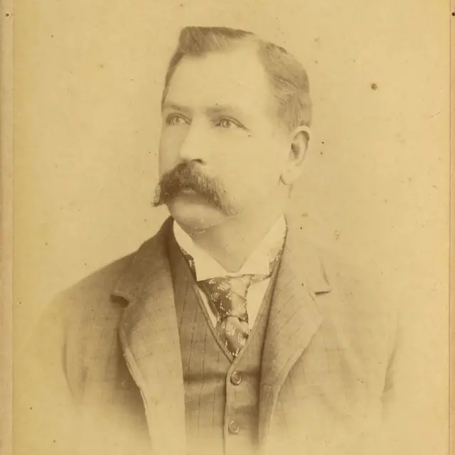 ব্রিটিশ এস্টেট ম্যানেজার উইলিয়াম ক্ল্যাক্সটন পেপ্পে এই রত্নগুলো খুঁজে পান