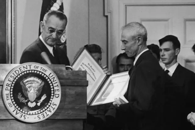 एन्रिको फर्मी पुरस्कार स्वीकारताना